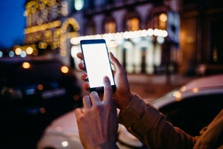 Luz azul: Cómo cuidarnos del envejecimiento digital