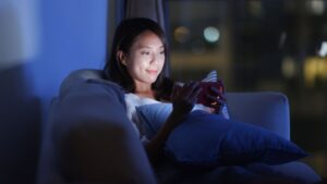 Luz azul: Cómo cuidarnos del envejecimiento digital