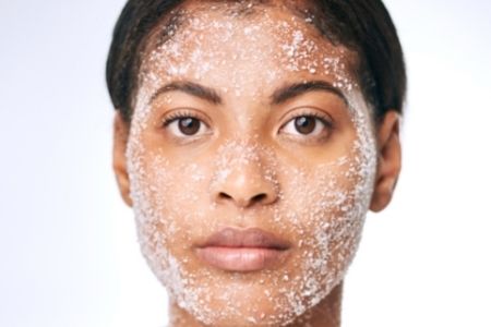 Como dice la frase "todo en exceso es malo", y es que sobreexfoliar la piel y abusar de productos secantes y astringentes no sólo dañarán e impedirá que la la barrera cutánea se regenere, sino que también barrerá con componentes y aceites esenciales que tu piel necesita -como la queratina-. Asimismo, la piel comenzará un círculo vicioso de daño: