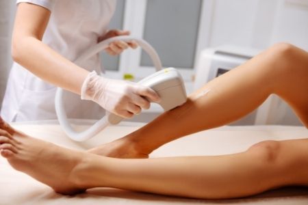 Cómo eliminar la foliculitis o vellos encarnados
